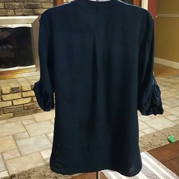 🌺NEW YORK & COMPANY V-neck- Roll-Sleeve Button-Down - Picture 6 of 12